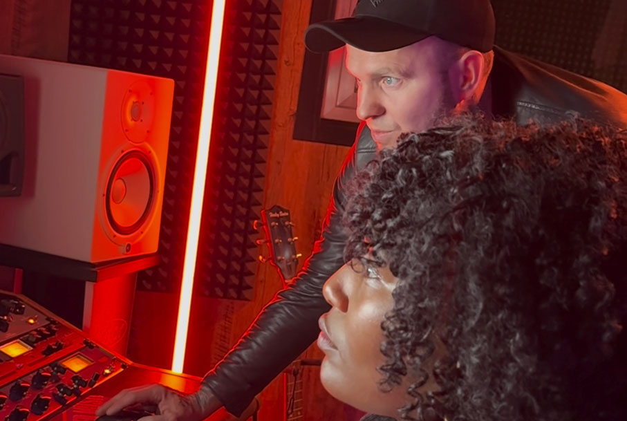 Producer Viktor mit Artistin am Mischpult