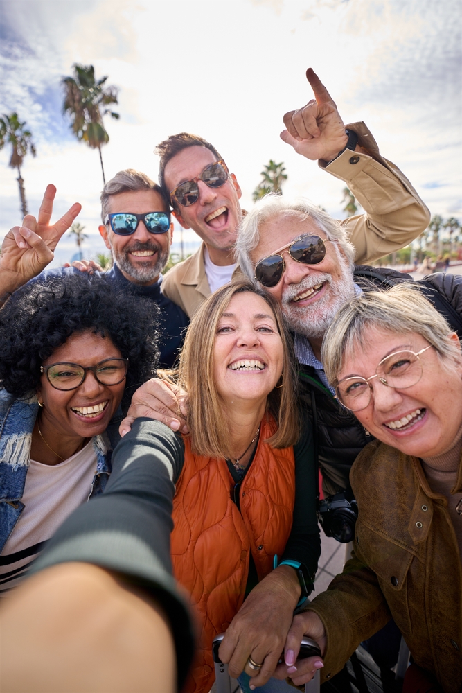 Groupe d'amis seniors à Barcelone