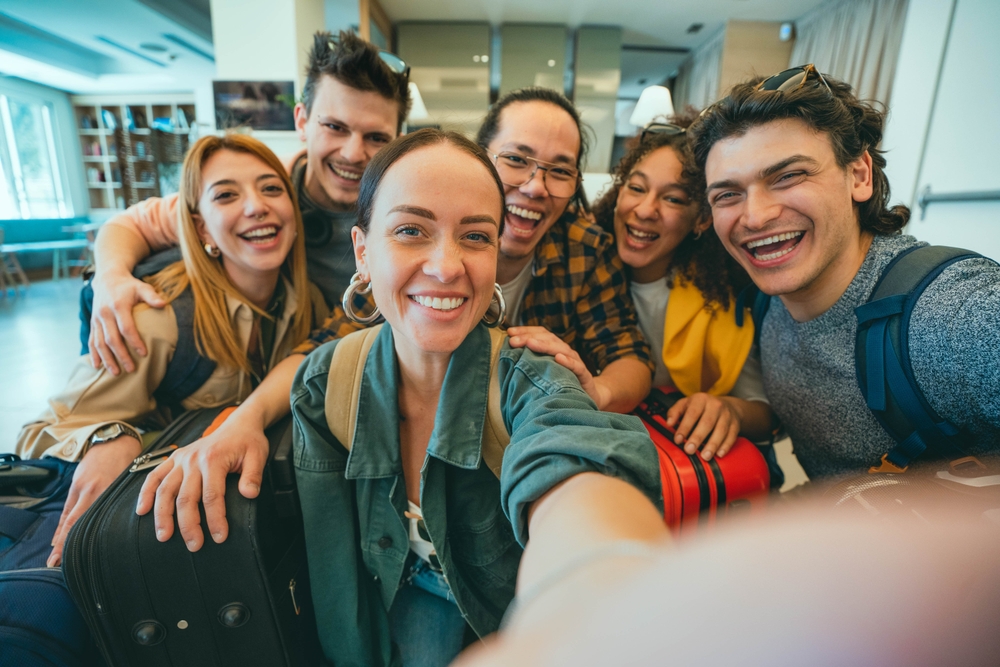 Jeunes amis à l'arrivée