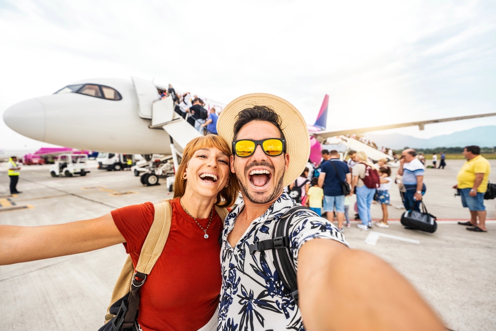 Couple en partance pour le voyage