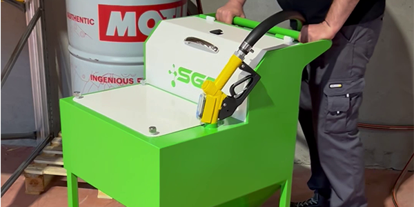 Avec chariot réservoir autonome avec pompe et pistolet de service
