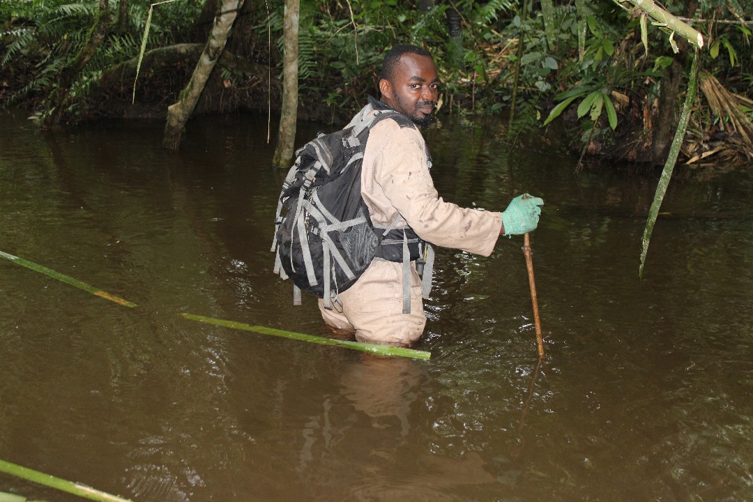 Praticien FECo en mission de suivi hydro-écologique dans une zone humide