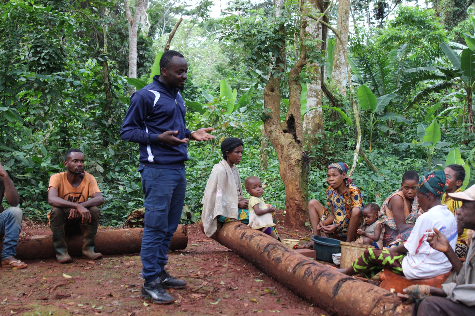 Un membre de l'équipe FECO échangeant avec une communauté locale en forêt