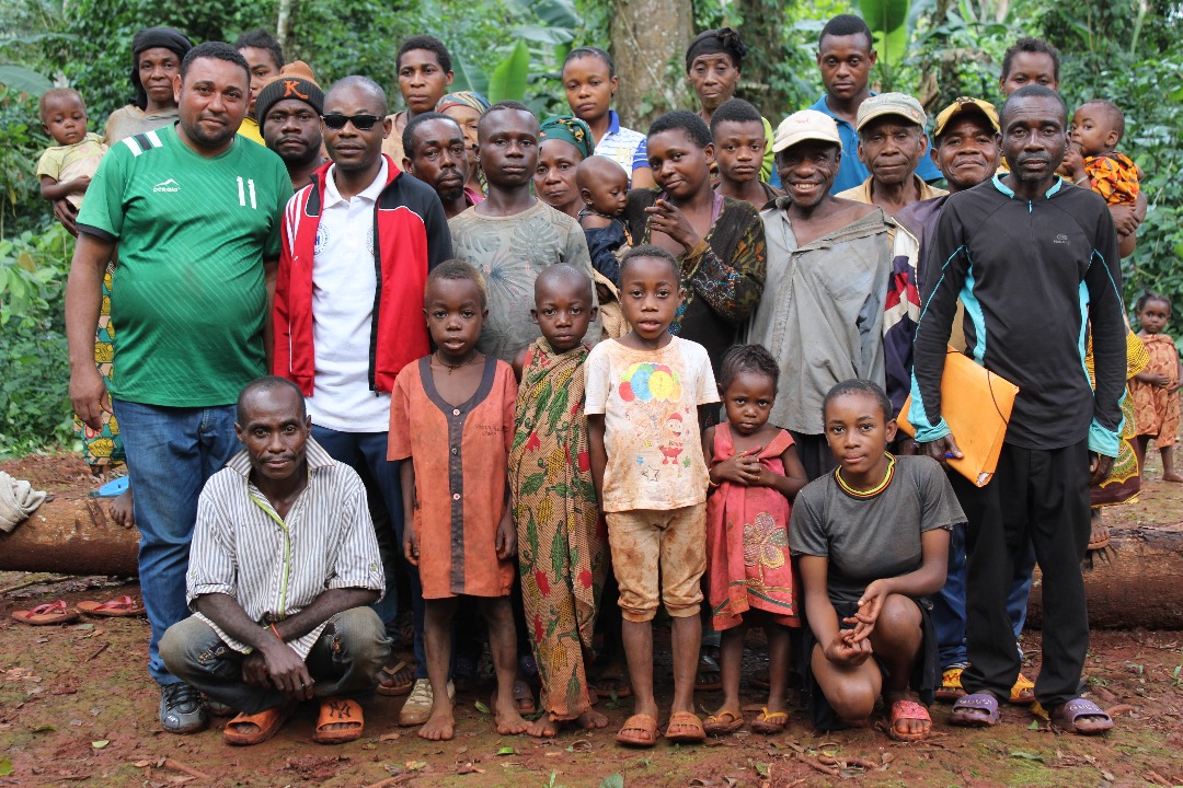 L'équipe FECO avec une communauté locale, au terme d'une mission de terrain