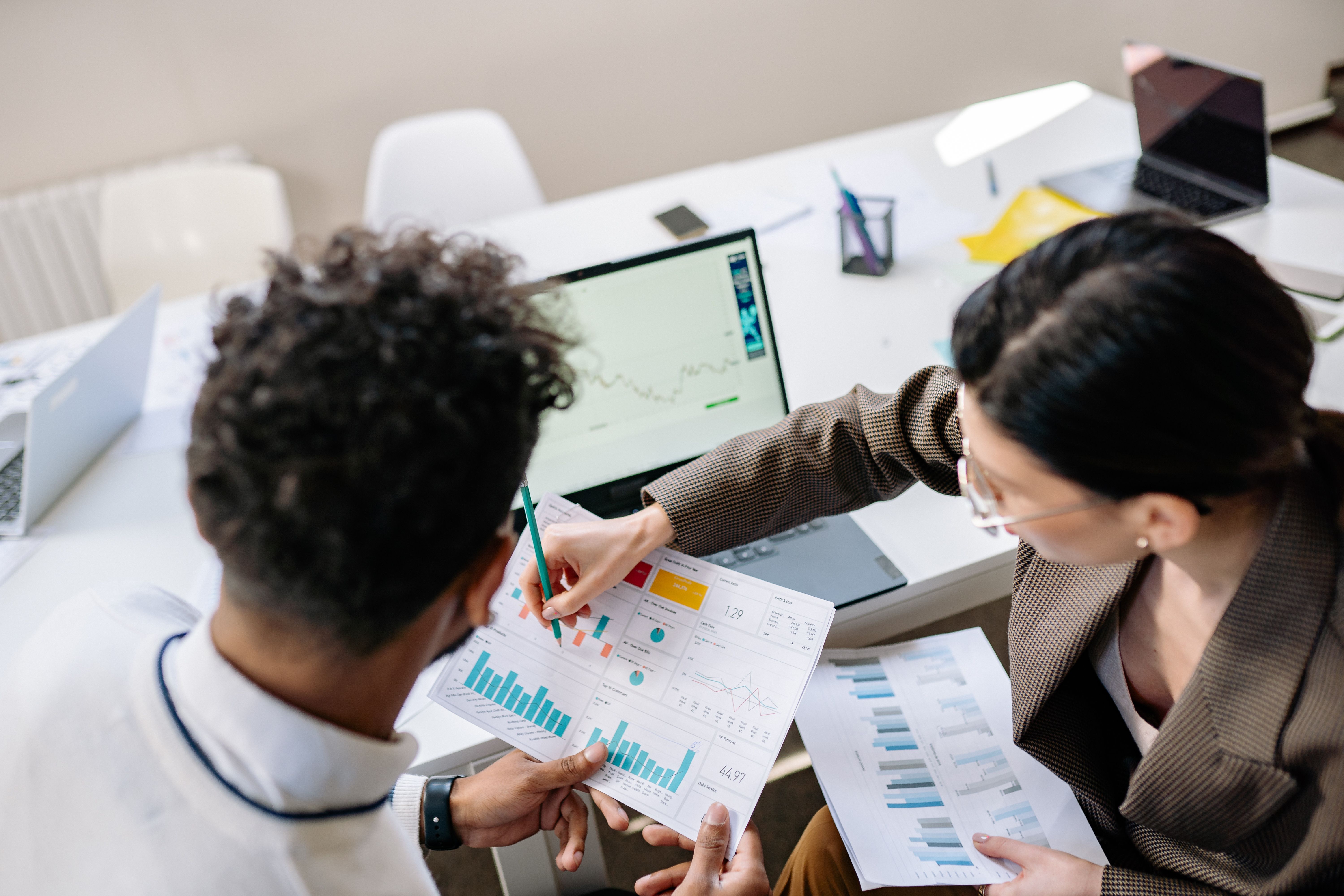 Professionnels analysant des données et indicateurs de pilotage