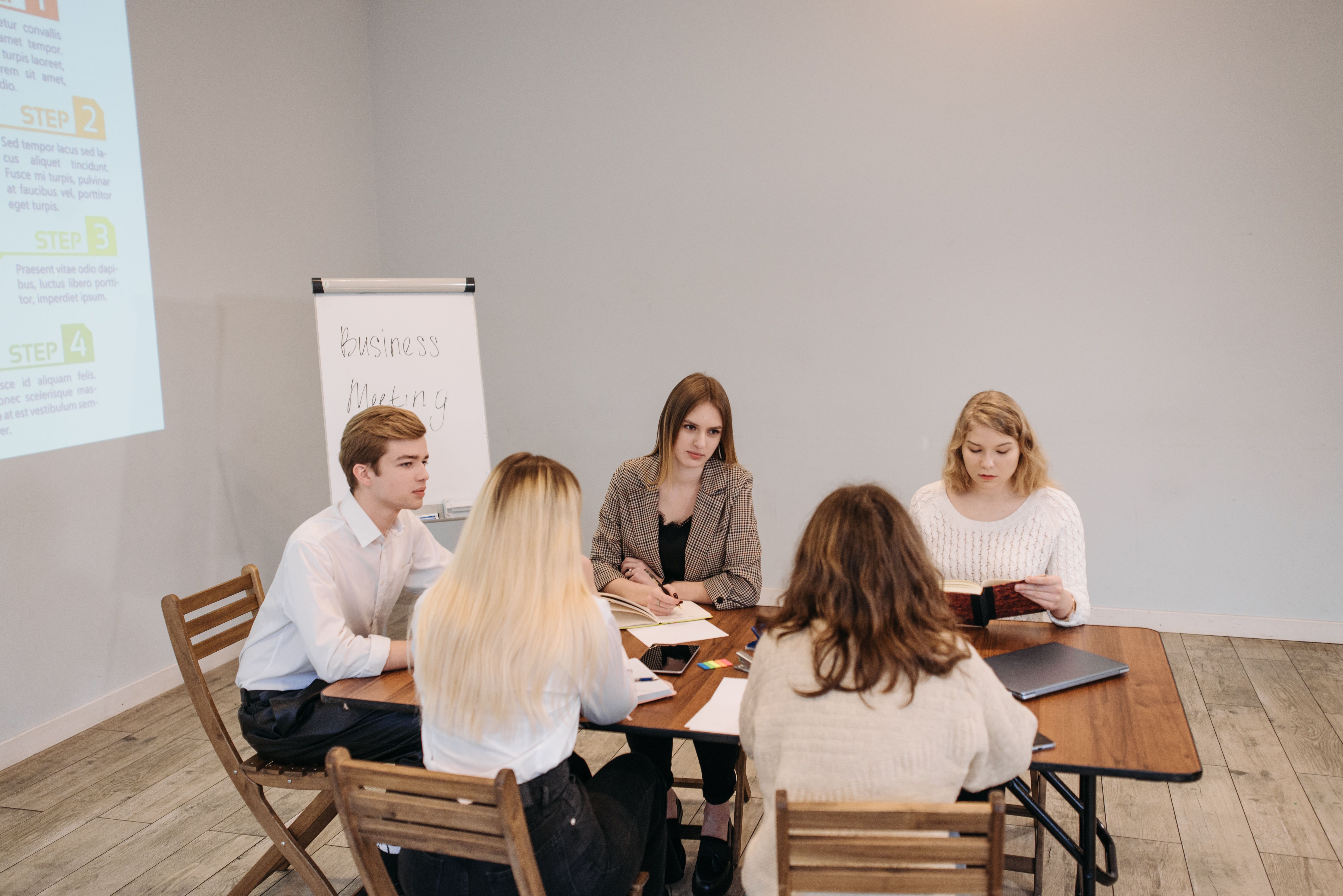 Équipe en atelier de travail pour analyser, prioriser et concevoir une transformation
