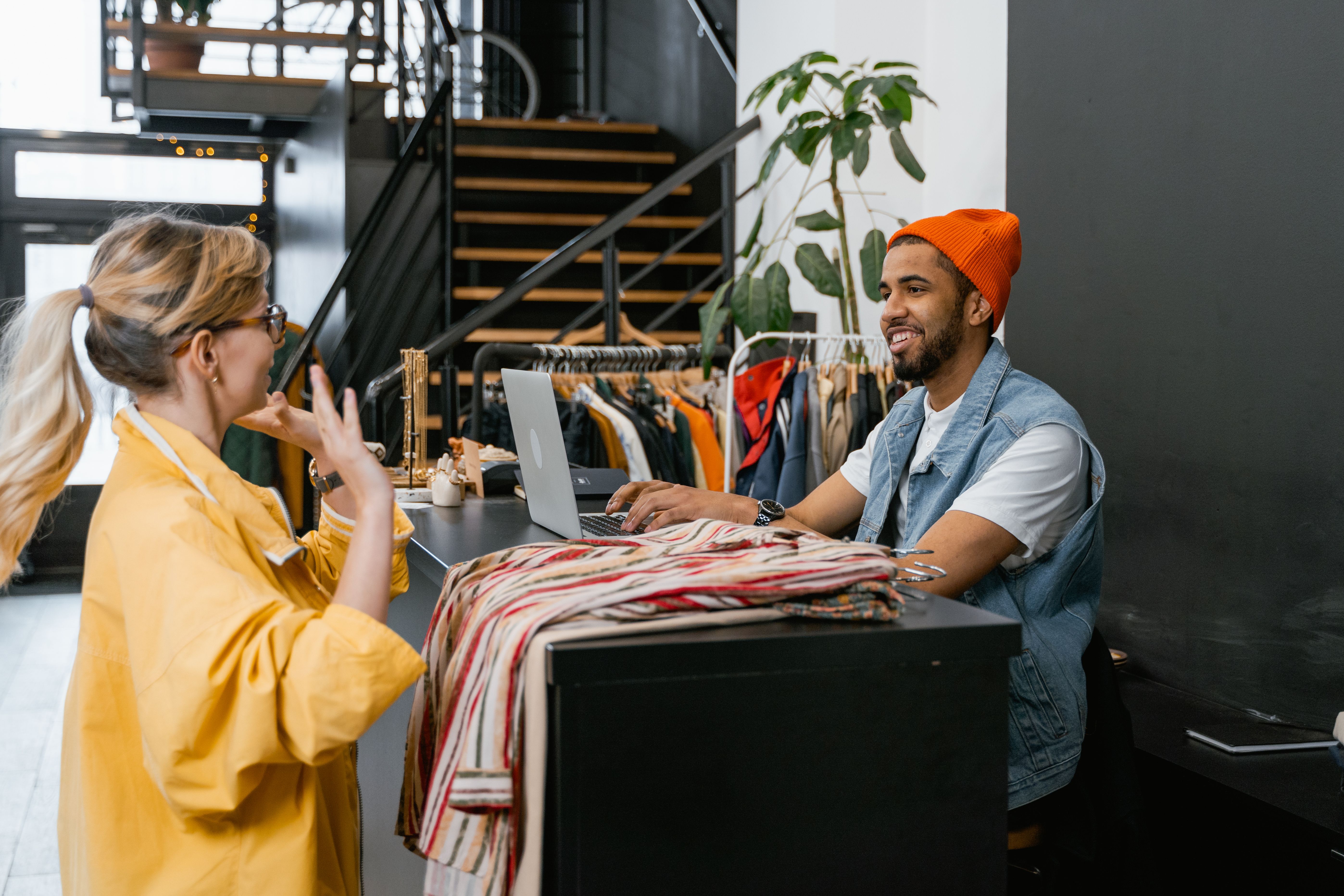 Commerce physique avec interaction entre un vendeur et une cliente
