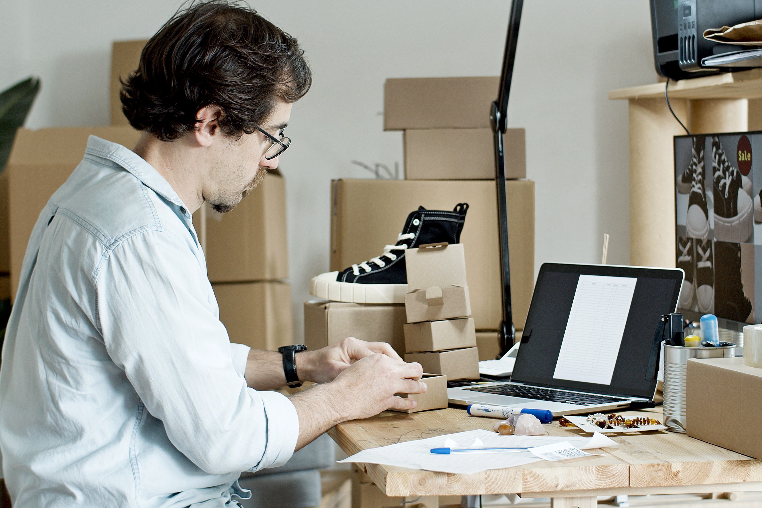 Préparation d’une commande e-commerce avec ordinateur et colis