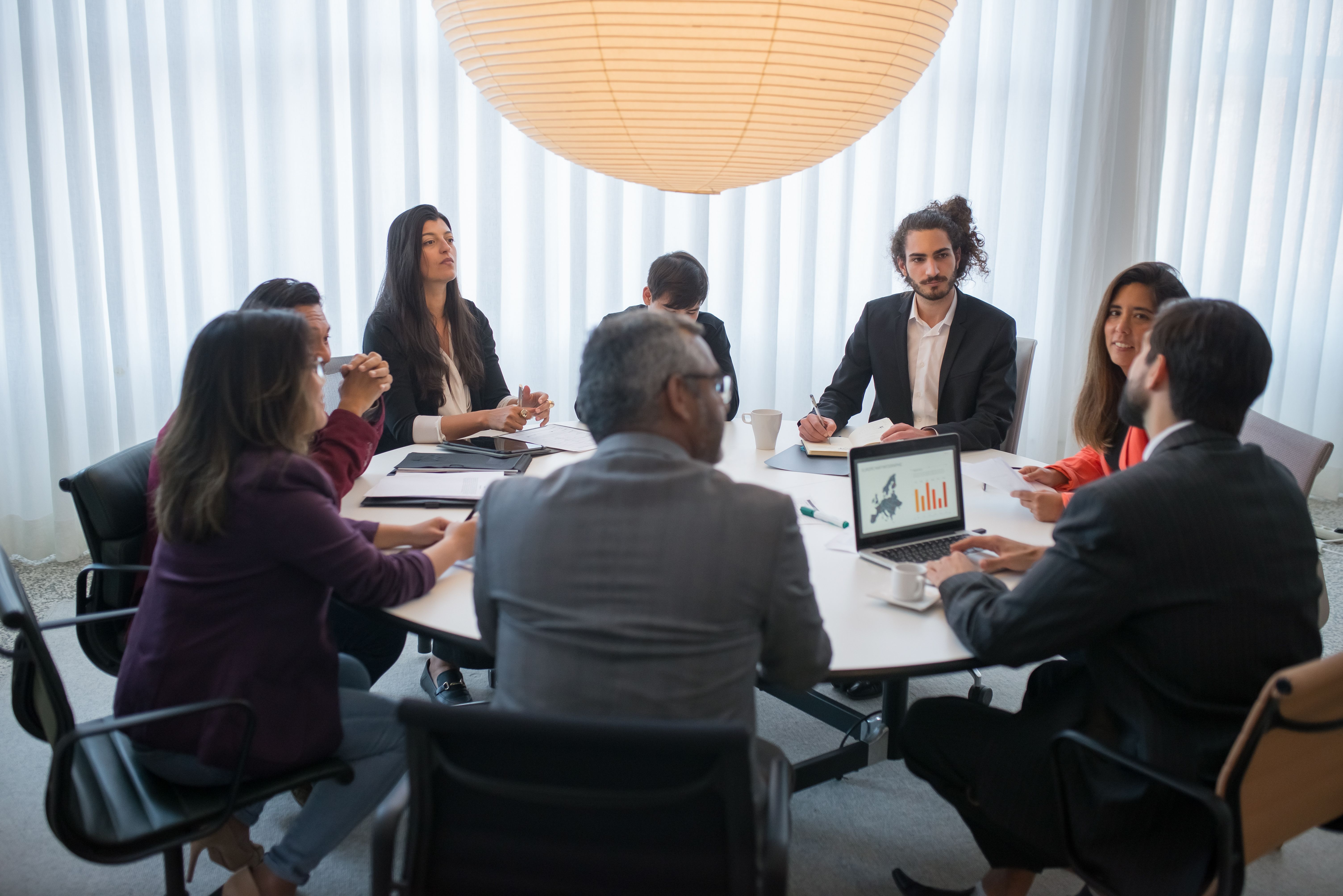 Équipe internationale réunie autour d’une table de travail