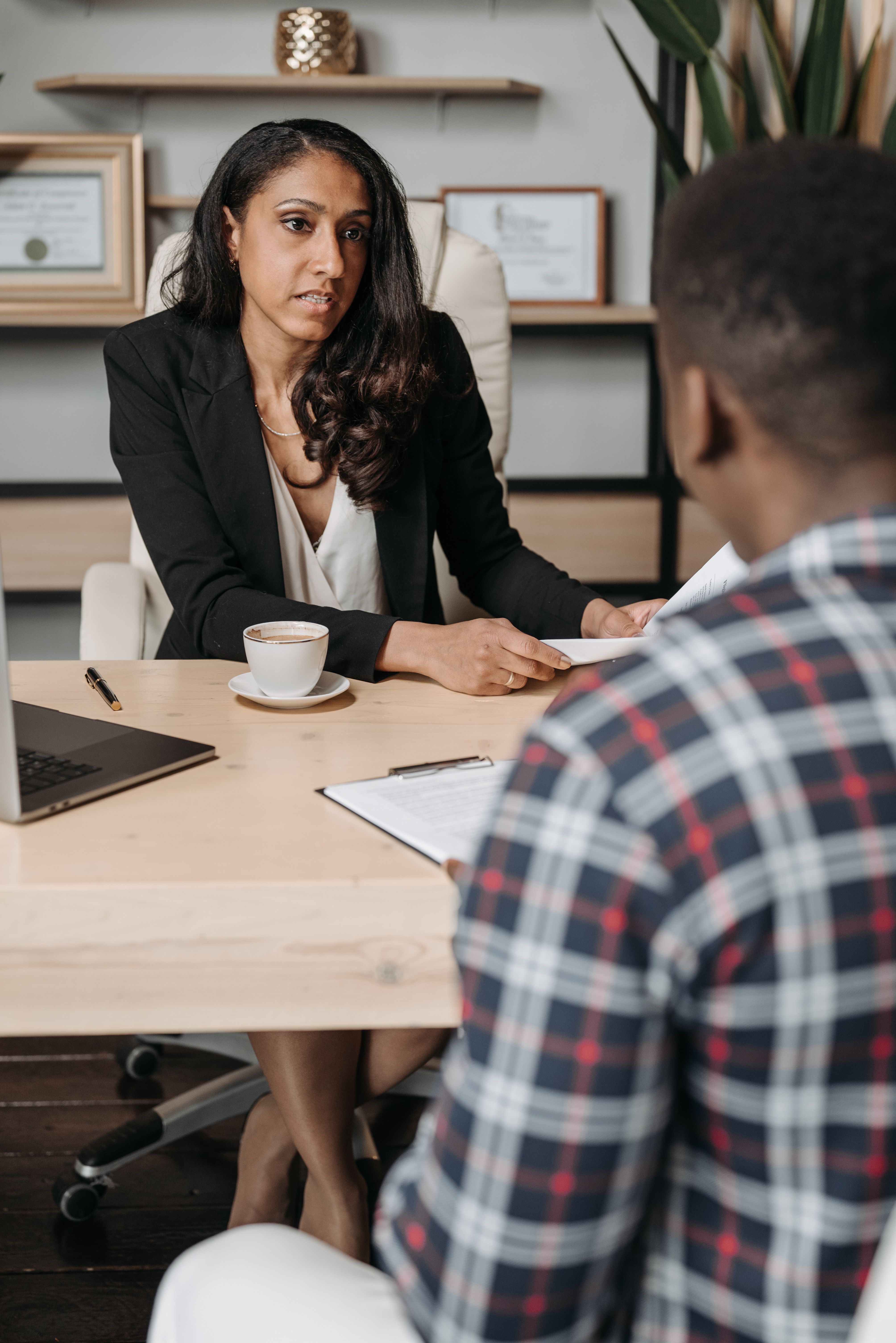 Consultante échangeant avec un client dans un cadre professionnel