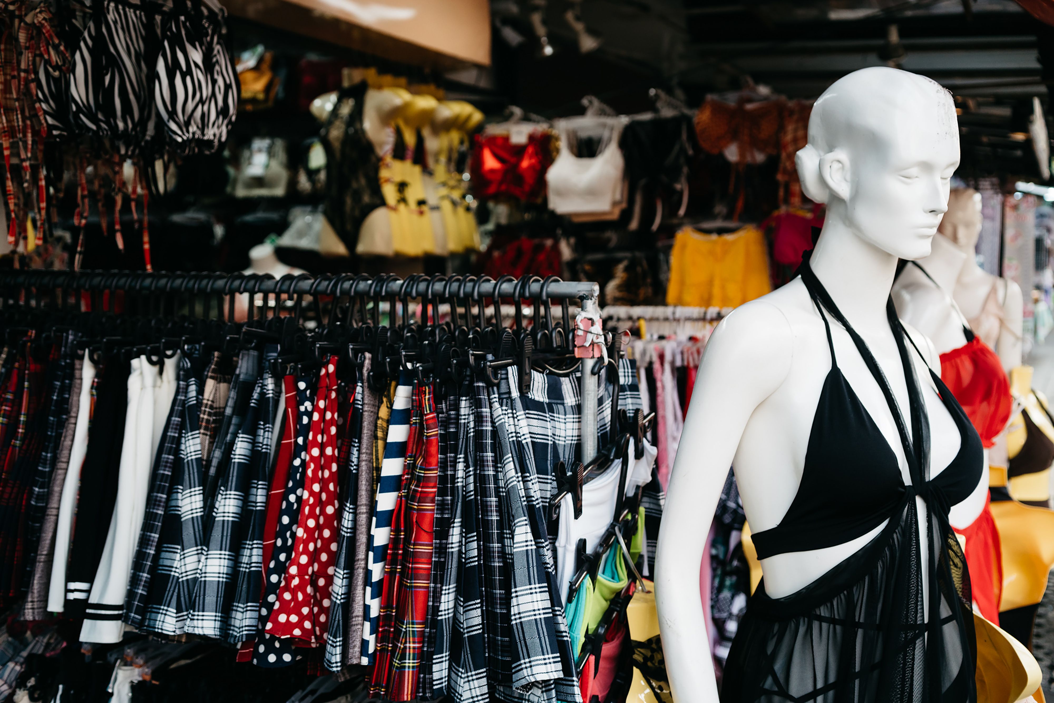 Cliente et vendeuse dans une boutique de vêtements