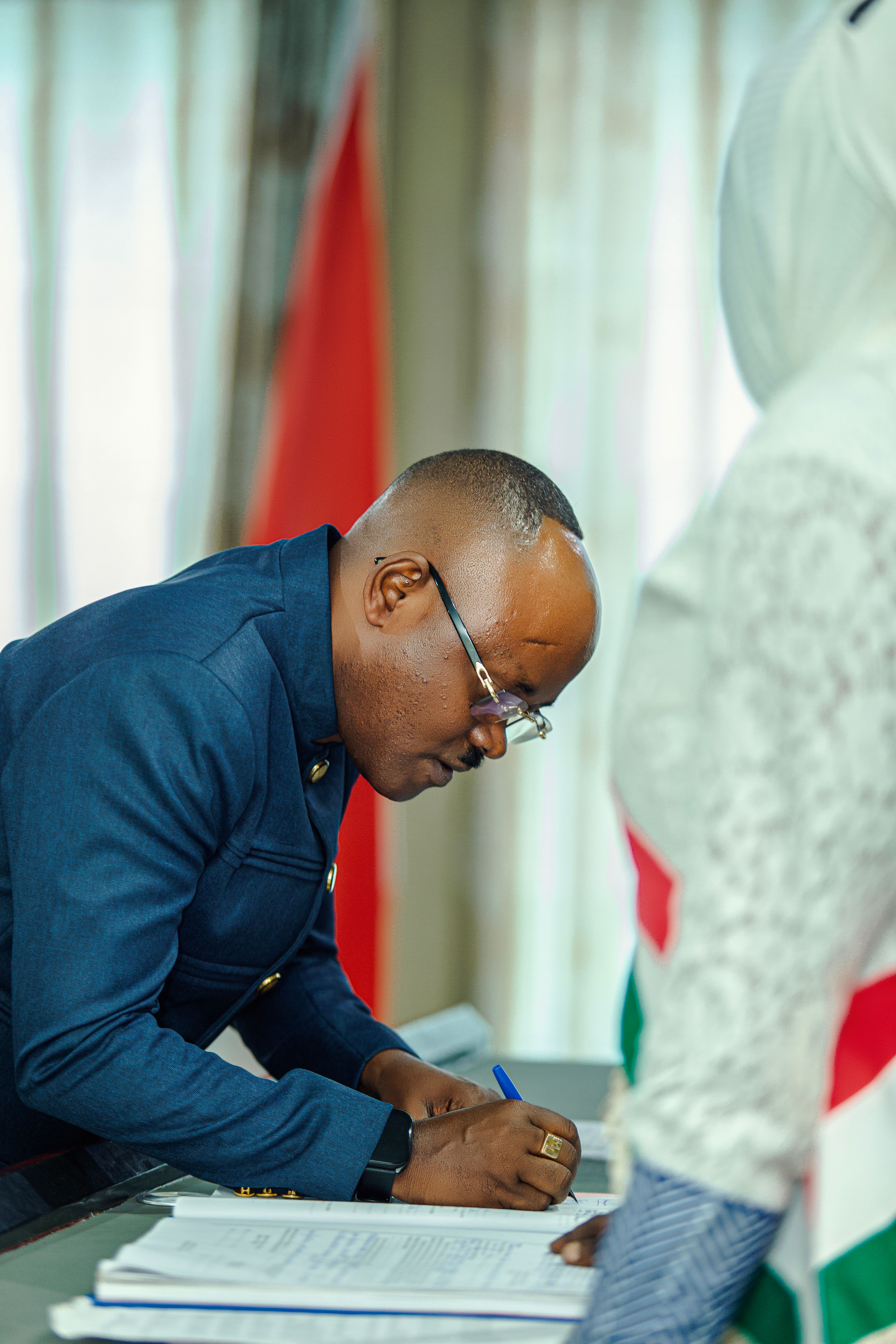 Signature d’un document illustrant une démarche formelle et contractuelle