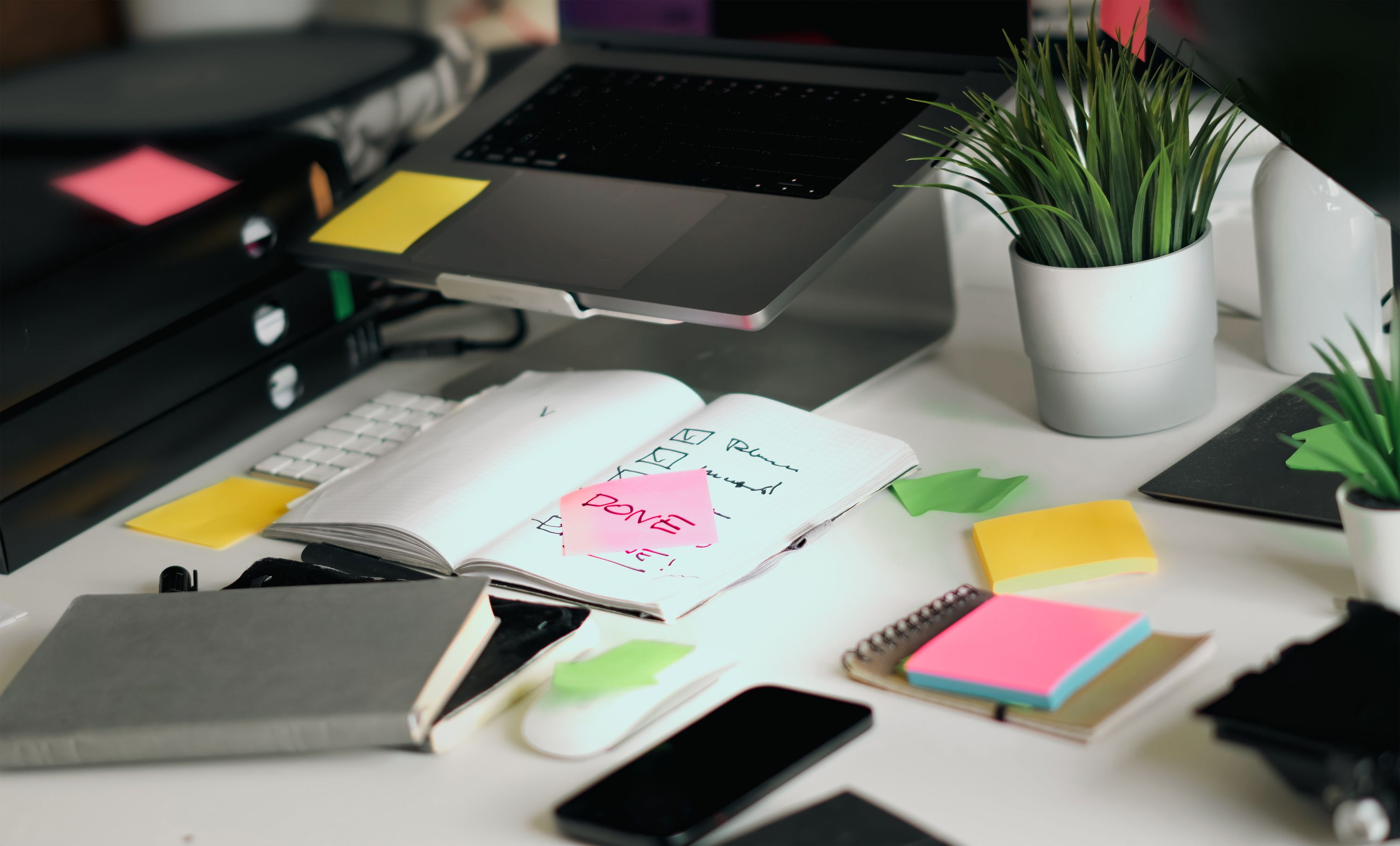 Espace de travail organisé pour planifier une feuille de route de transformation
