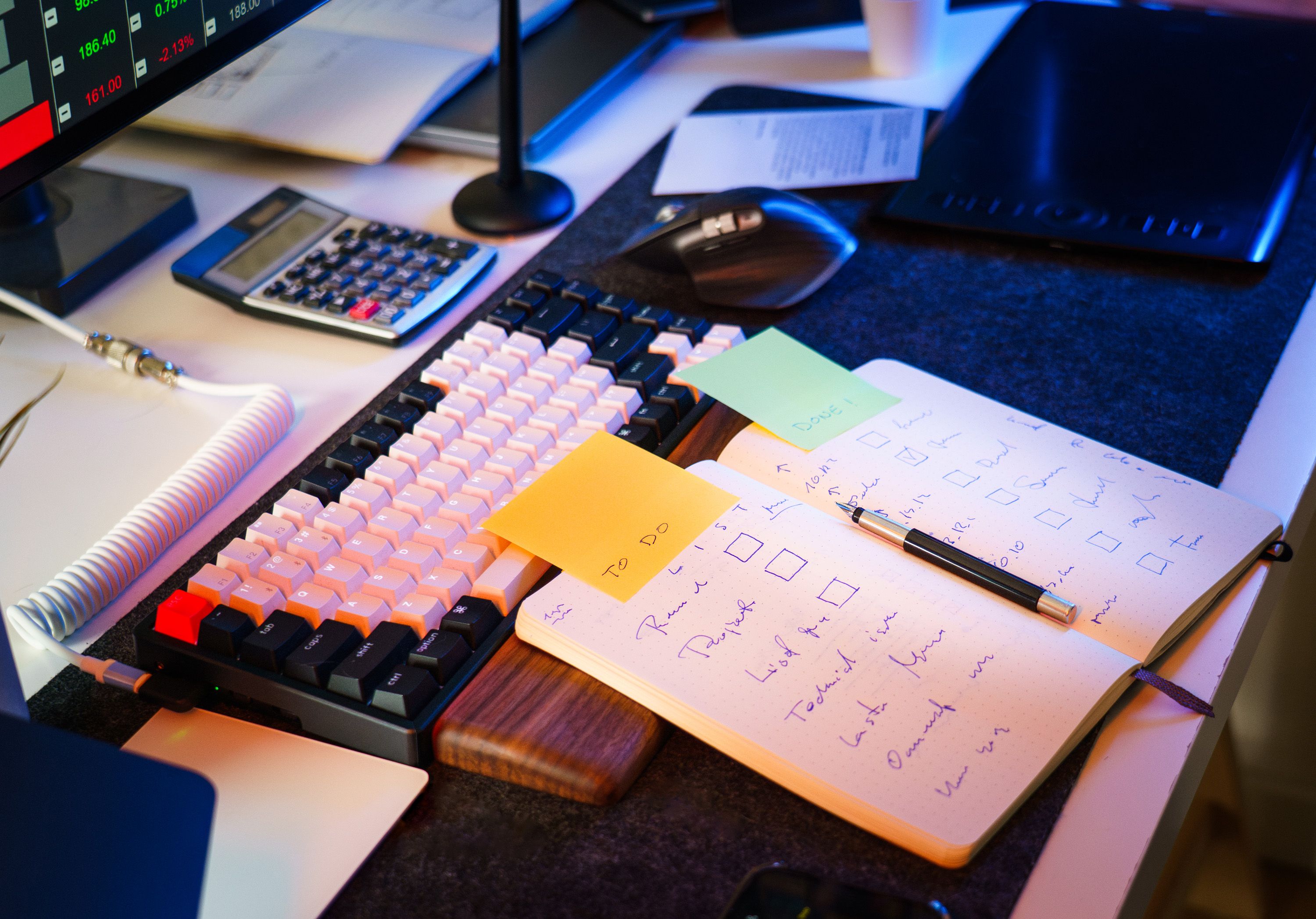 Équipe analysant des informations pour prioriser les actions de transformation