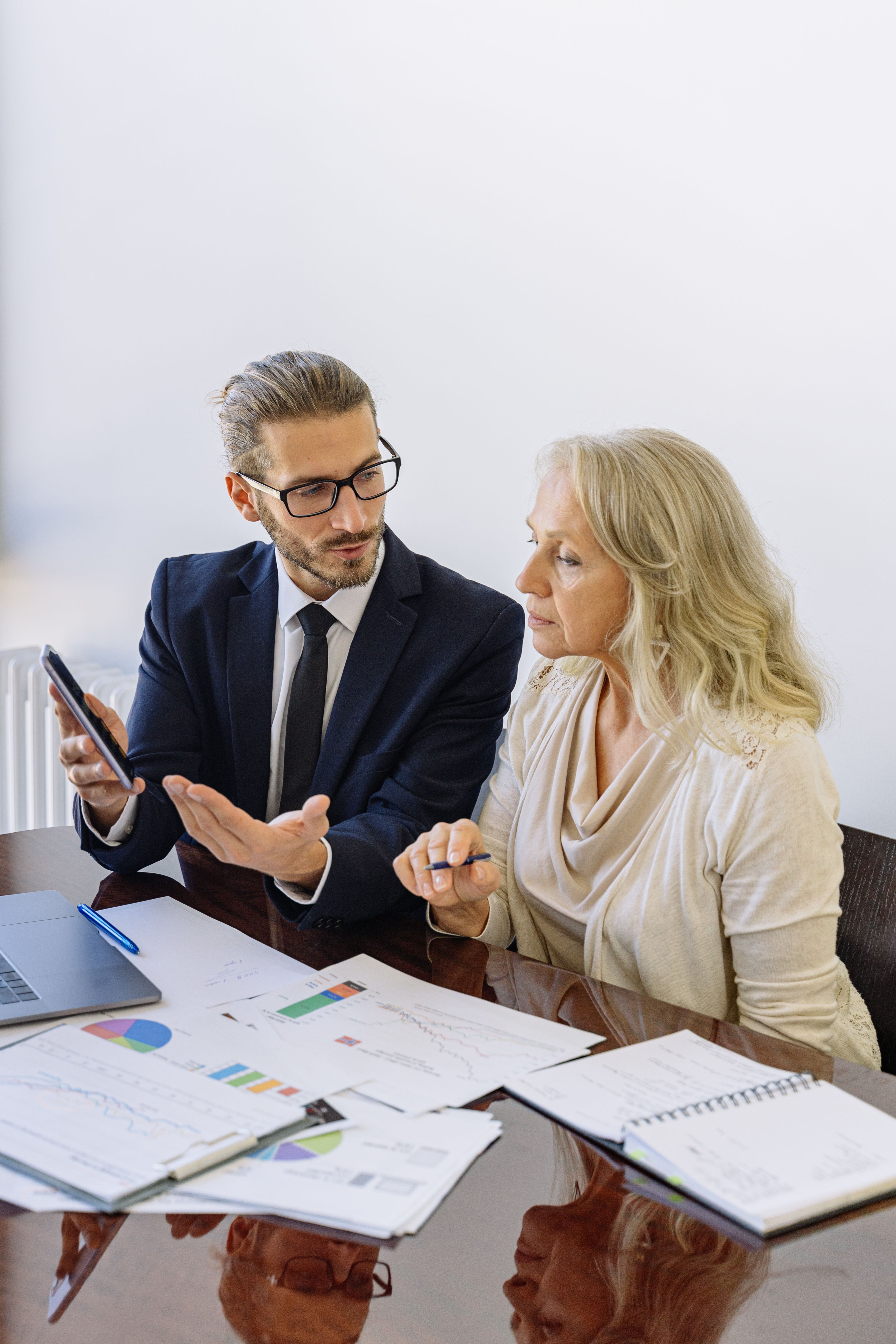 Professionnels cadrant un besoin et examinant des documents