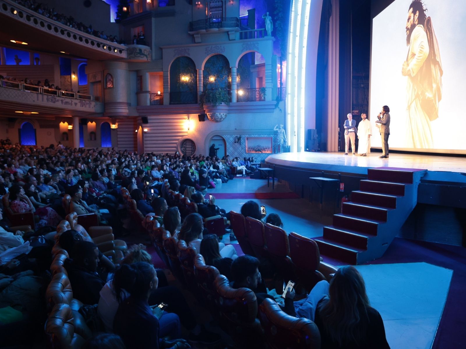 Une salle de cinéma pleine lors d'une séance organisée par une paroisse