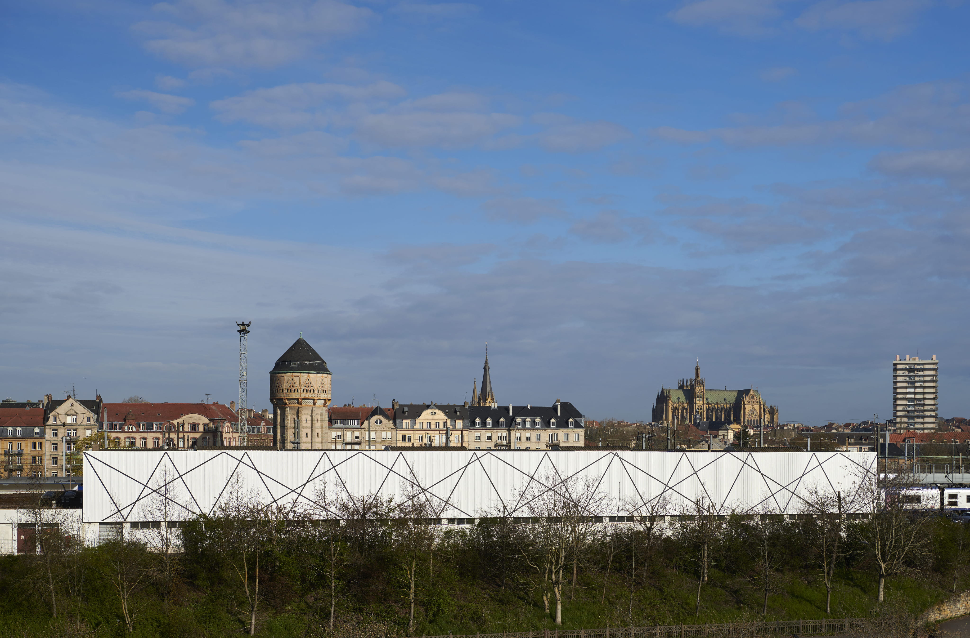 François Morellet, 4 trames 30°-60°-120°-150° partant d'un angle du mur. Intervalles : 5,5m, 1977-2026, © Adagp, Paris, 2026