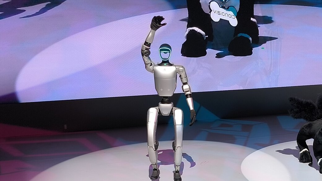 Humanoïde robot op een podium