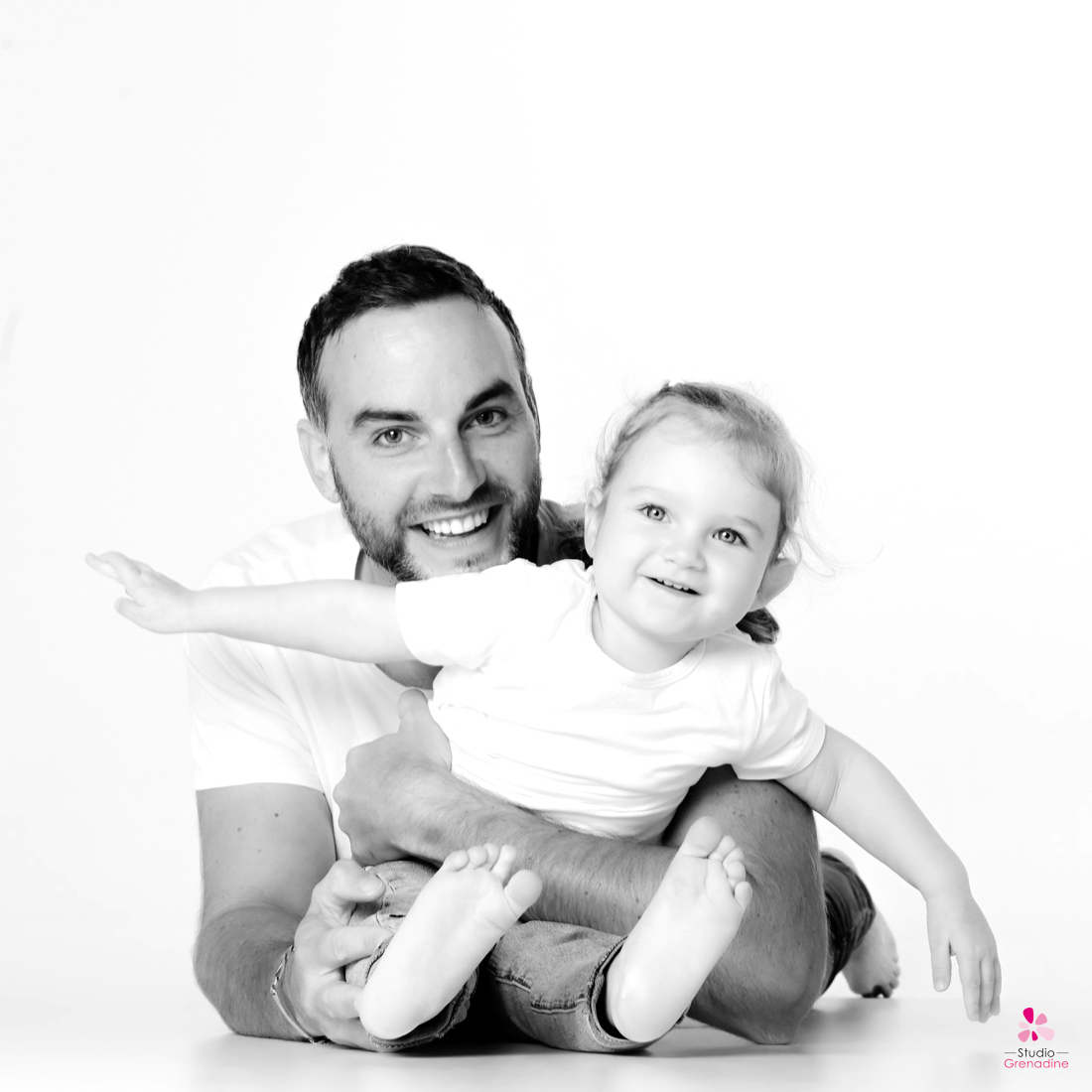 Enfants sages pendant une séance photo famille 77