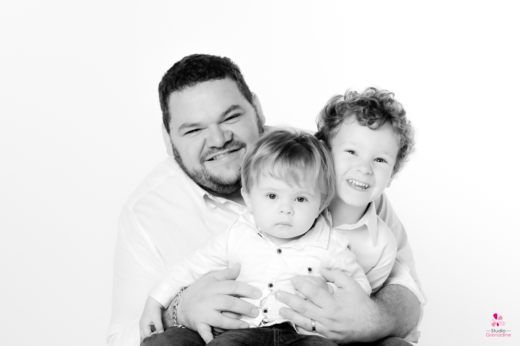 Séance photo famille réussie avec papa détendu au Studio Grenadine en Seine-et-Marne