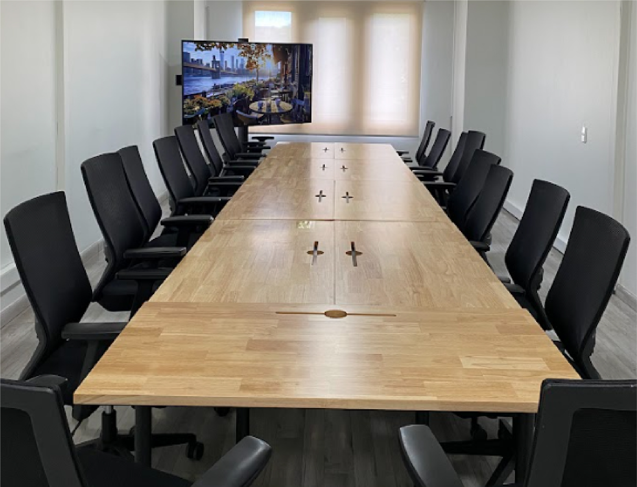 Sala Andes, sala de reuniones moderna con gran mesa y sillas ejecutivas.