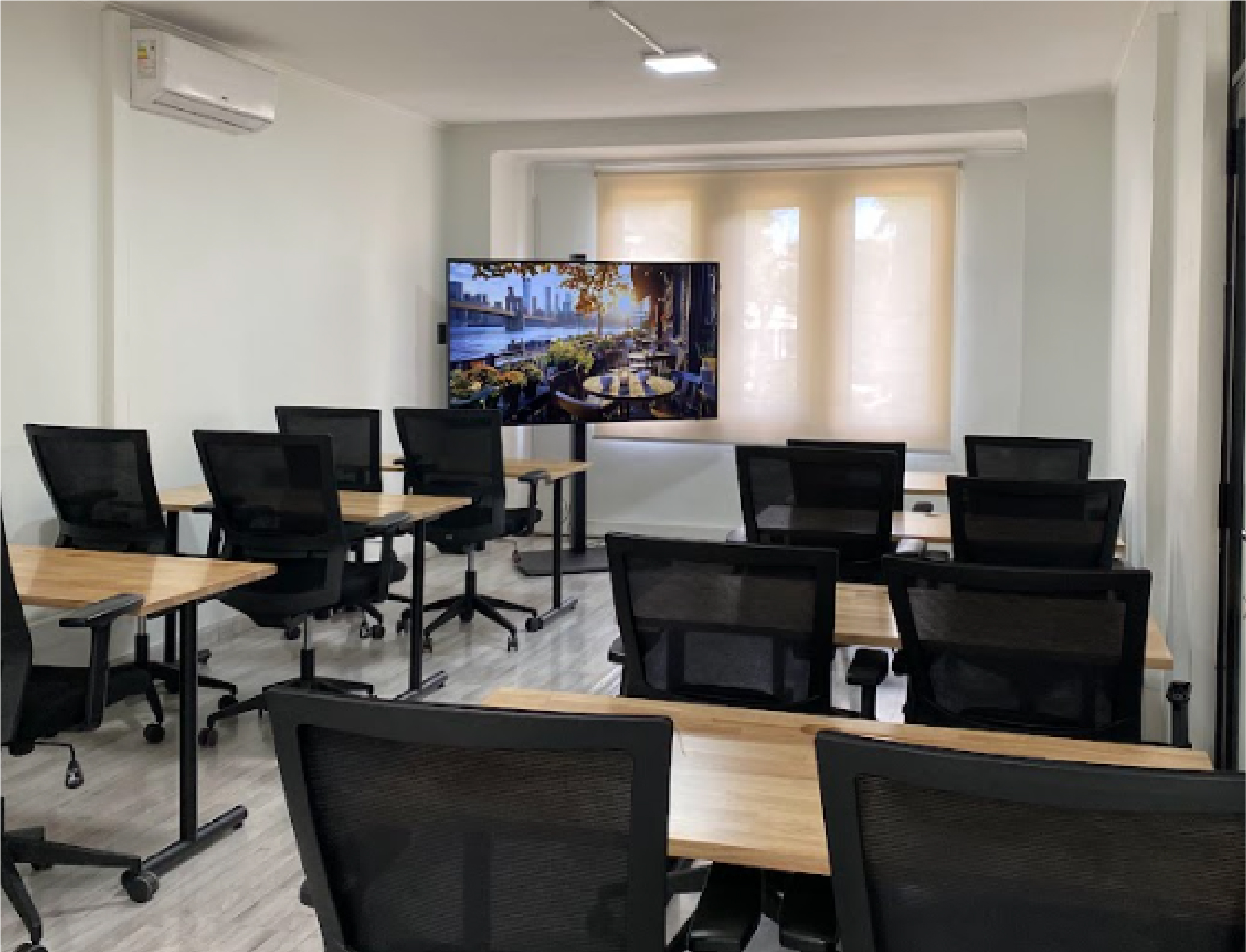 Sala Pacífico, sala para capacitaciones con mesas y sillas tipo sala de clases.