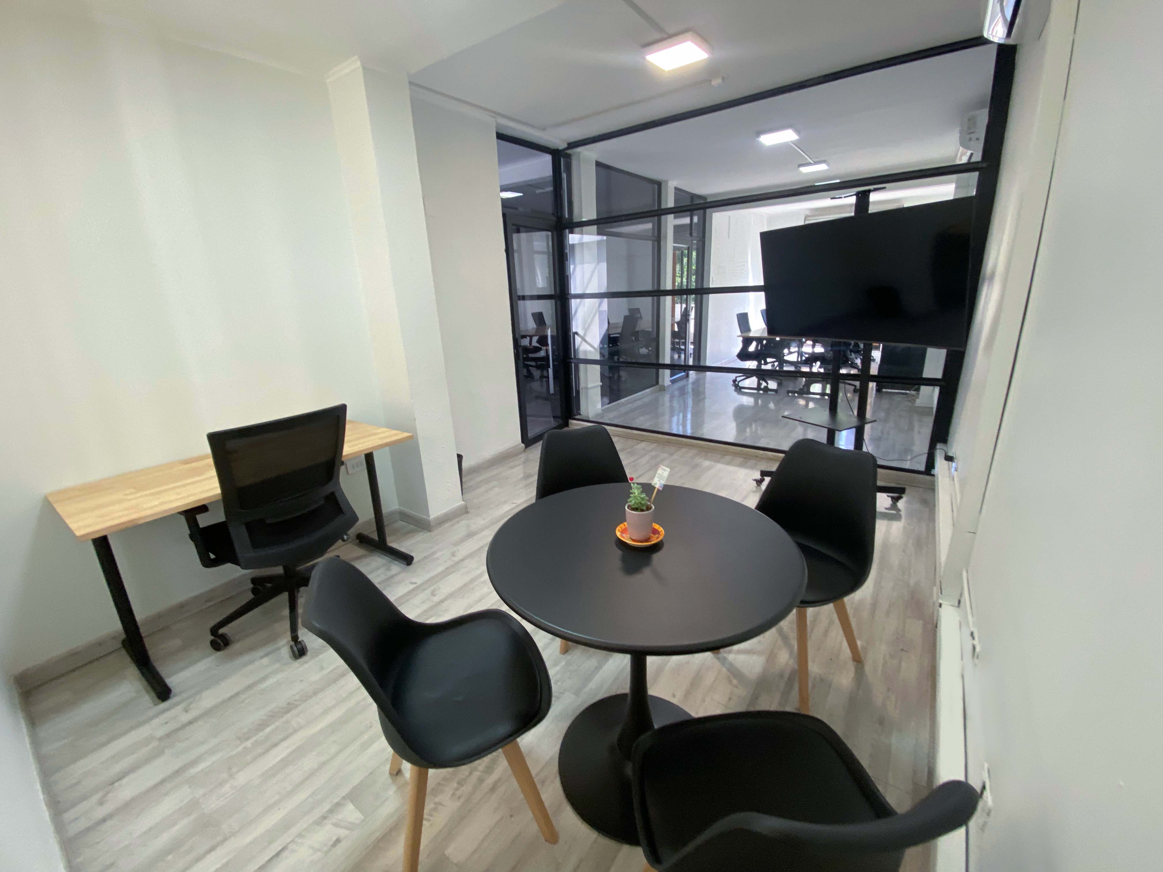 Sala Delta, sala acogedora con mesa redonda y sillas para grupos pequeños.