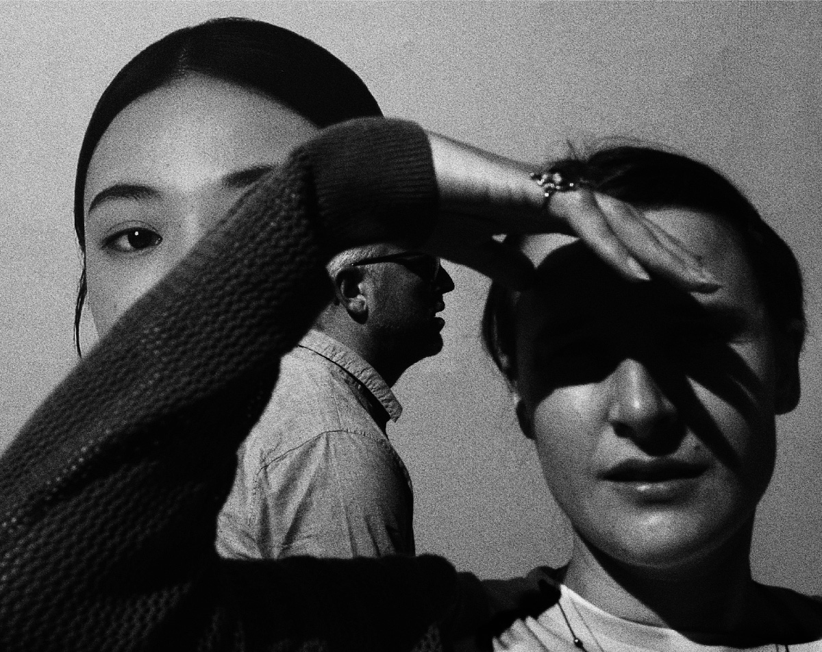 Portrait en noir et blanc, trois visages superposés