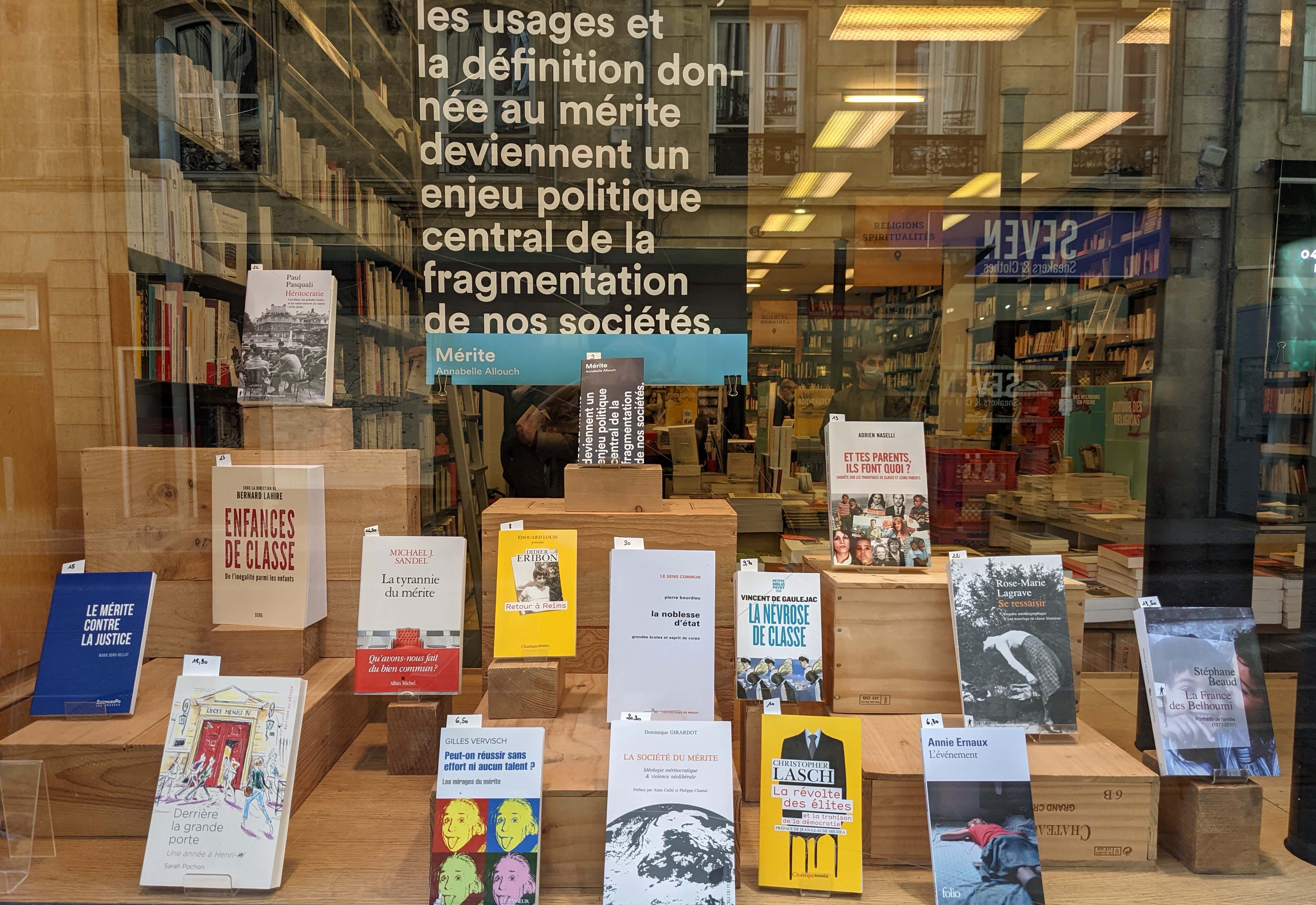 Les libraires du rayon Sciences humaines de Mollat, à Bordeaux, ont composé à la mi-octobre une vitrine sur le thème de la reproduction sociale et des transfuges de classe. 