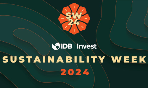 Identidade visual do evento Sustainability Week 2024. Imagem tem símbolos verdes que imitam vitórias régias de fundo e uma flor laranja no topo com o texto "SW24".