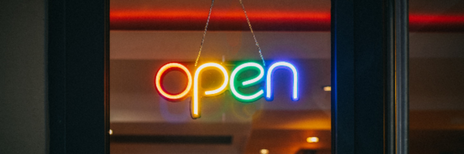 Das Wort "open" in bunten Leuchtbuchstaben, Foto von viktor-forgacs-LNwIJHUtED4-unsplash