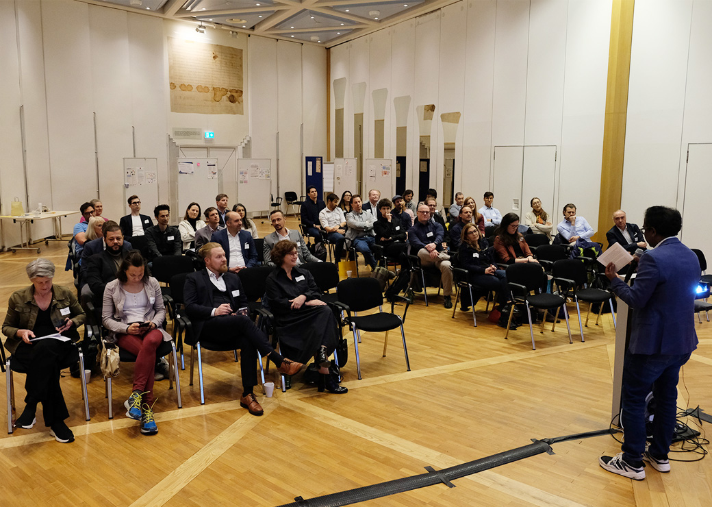 Saal mit Publikum und Vortragendem