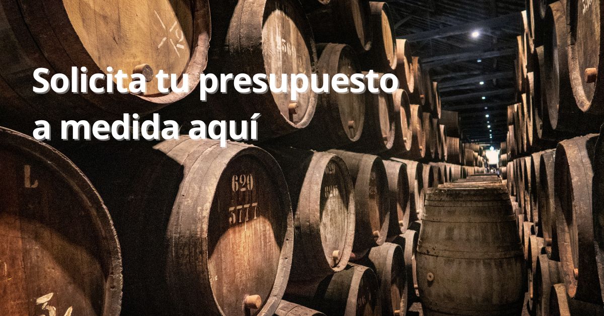 Persona redactando un proyecto industrial en un formulario web para solicitar presupuesto, con calculadora y ordenador