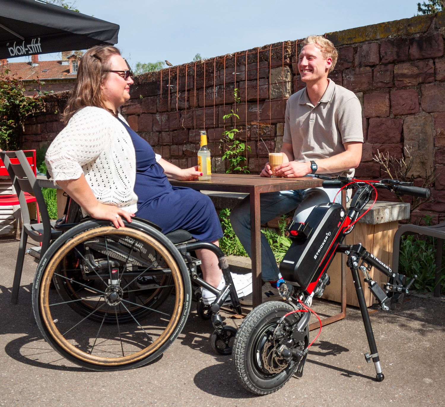 im Bild: Julia und Hannes beim Cafe Tostino mit dem neuen Micro GX mit roten Akzenten