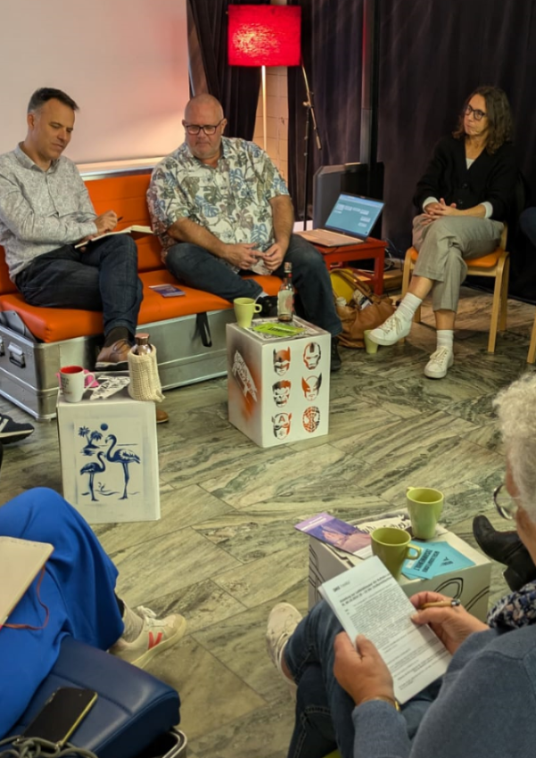 Foto einer Diskussionsrunde auf der Tagung zu Leitbildklausur mit Hartmut Schröder, Alexander Luttmann, Uta Röpcke