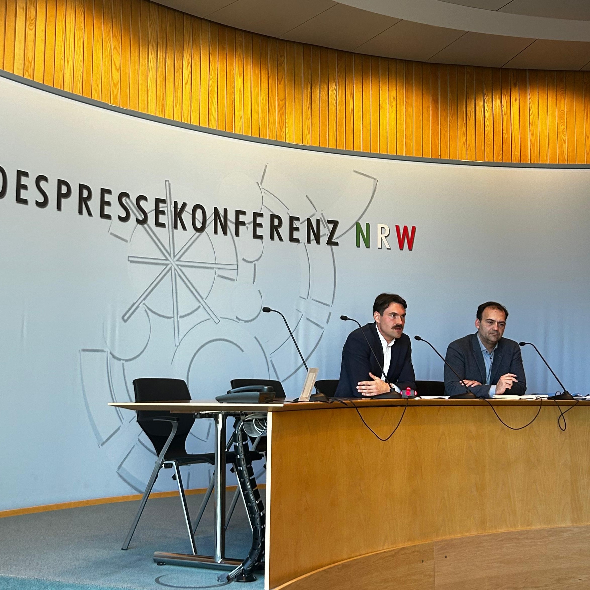 Foto von der Pressekonferenz in NRW