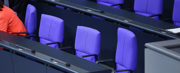 Leere Plätze des Kanzlers, des Wirtschaftsministers und des Finanzministers im Bundestag