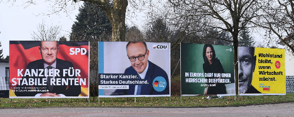 Mehrere große Wahlplakate zur Bundestagswahl an einer Straße