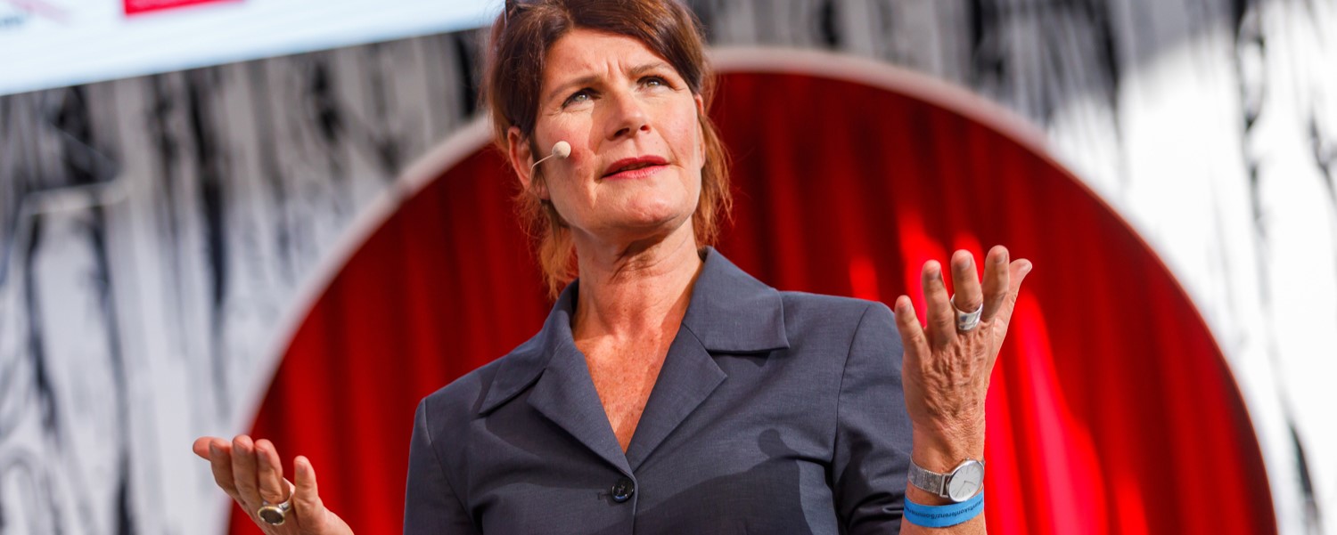 Claudine Nierth hält eine Rede