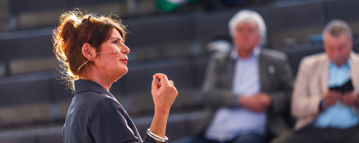 Claudine Nierth hält eine Rede
