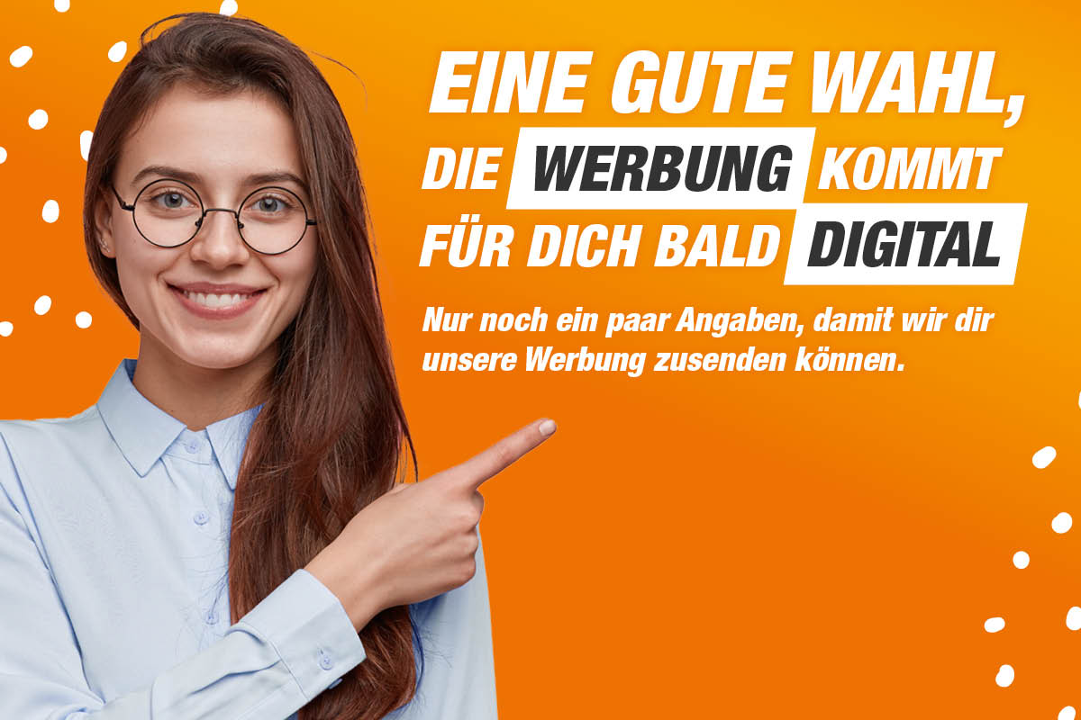 Freundlich lächelnde, junge Frau mit Brille und hellblauer Bluse, die auf "BALD GESCHAFFT, nur noch ein paar Angaben zu dir." deutet.