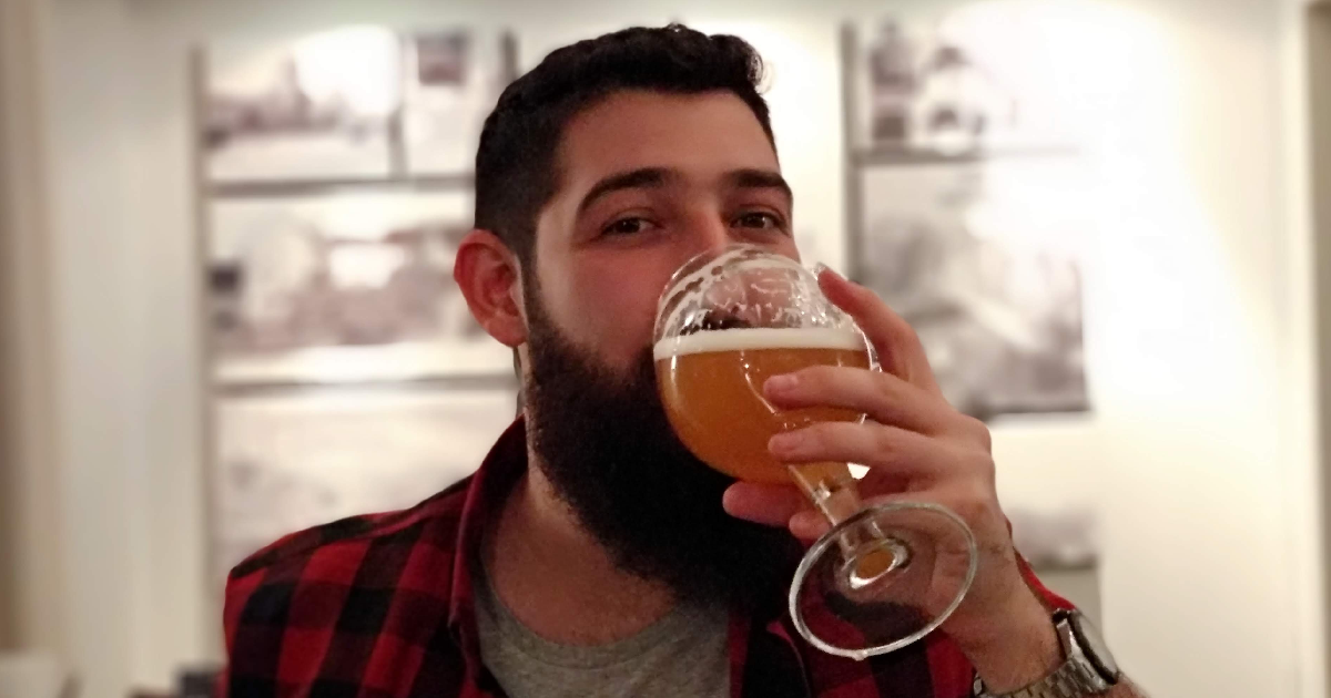 Carlos bebiendo una cerveza en una copa molona