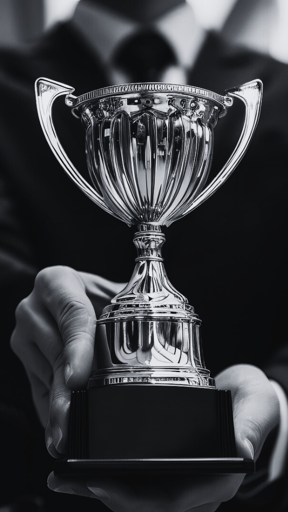 Un homme tend un trophée - ©TungArt7 via pixabay