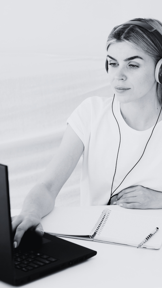 Une femme suit un cours en ligne - ©Freepik