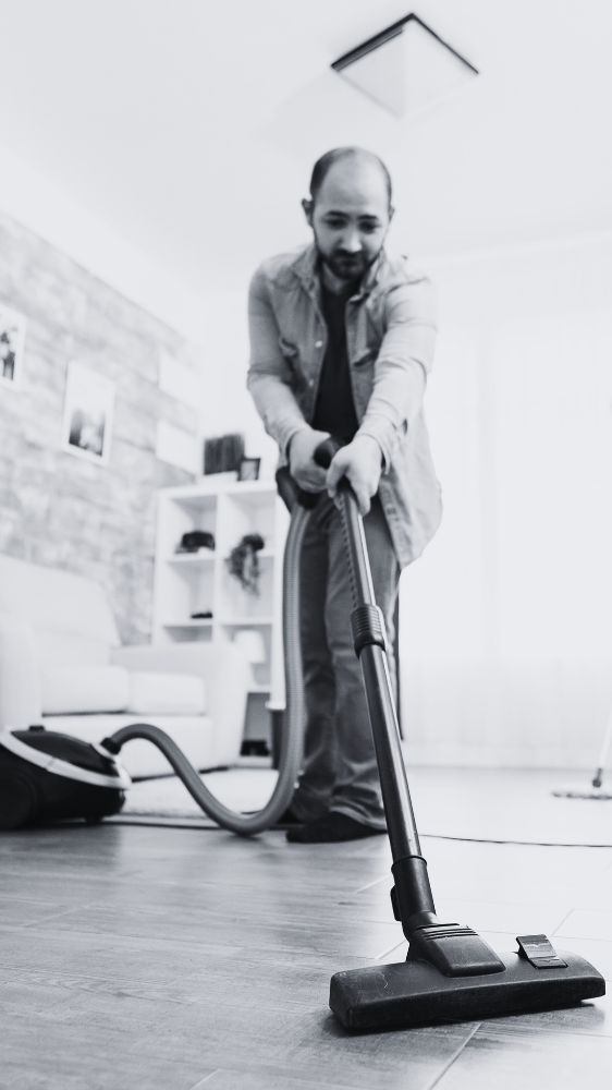 Un homme passe l'aspirateur - ©DC Studio via Freepik