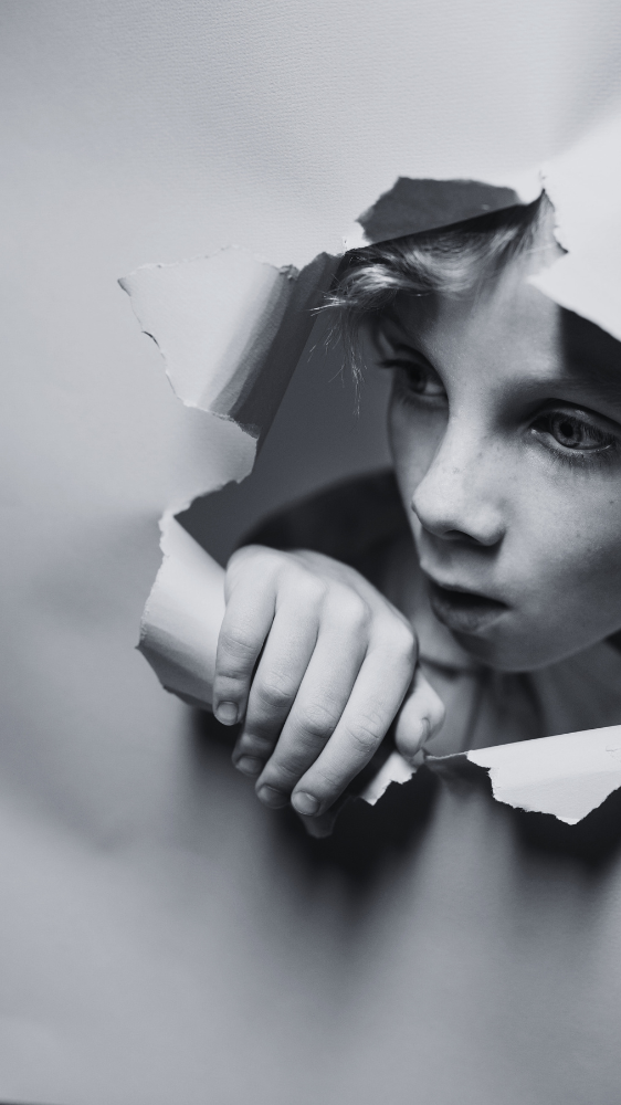 Un enfant regarde derrière un mur - ©Freepik