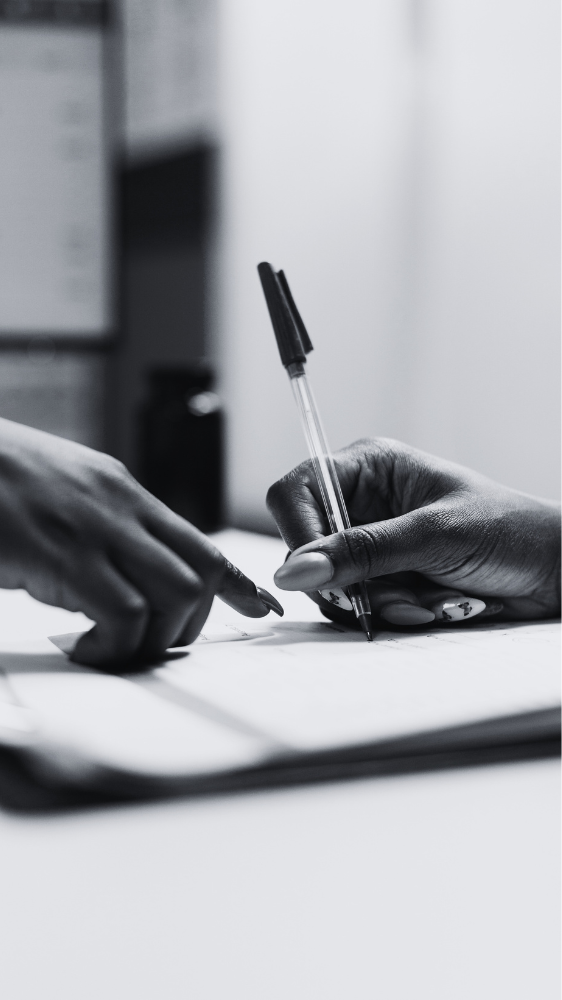 Signature de contrat - ©DC Studios via Freepik