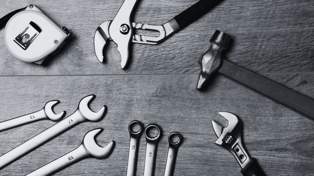 Des outils étalés sur une table - ©falconp4 via Pixabay