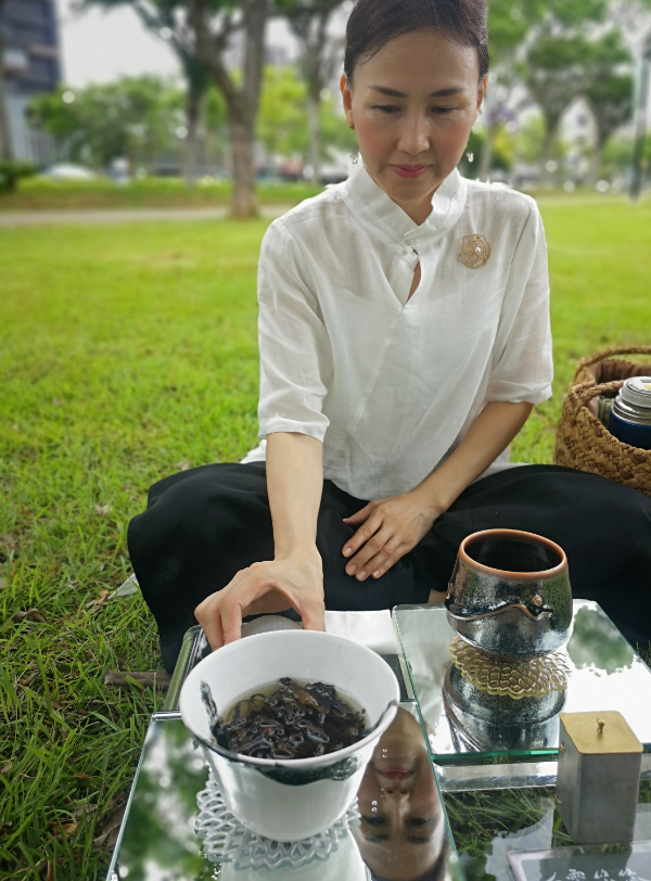Maître de Thé taiwanaise: "Rose" - Chawans: Ariane Coissieux - Oolong des montagnes taiwanaises - International Chawan festival 2023