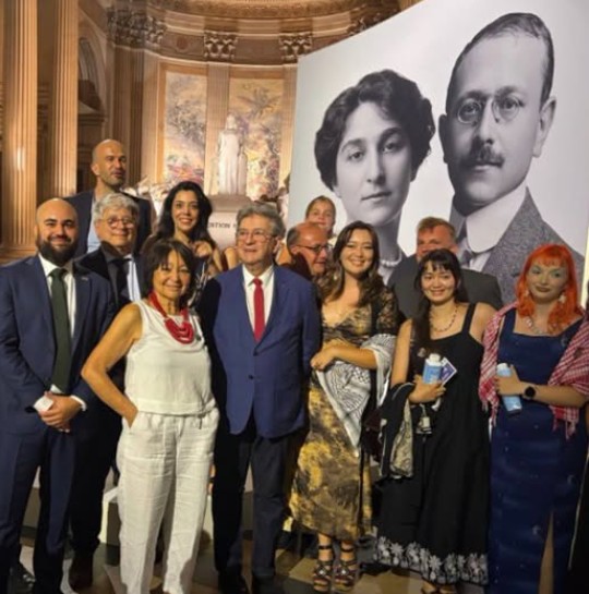 Suzette Bloch et sa famille, en compagnie de Jean-Luc Mélenchon et des membres Insoumis lors du transfert de Marc et Simmone Bloch au Panthéon.